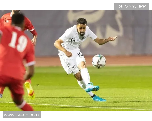 约旦门将挥拳庆祝却愣在原地目睹皮球意外入网的瞬间